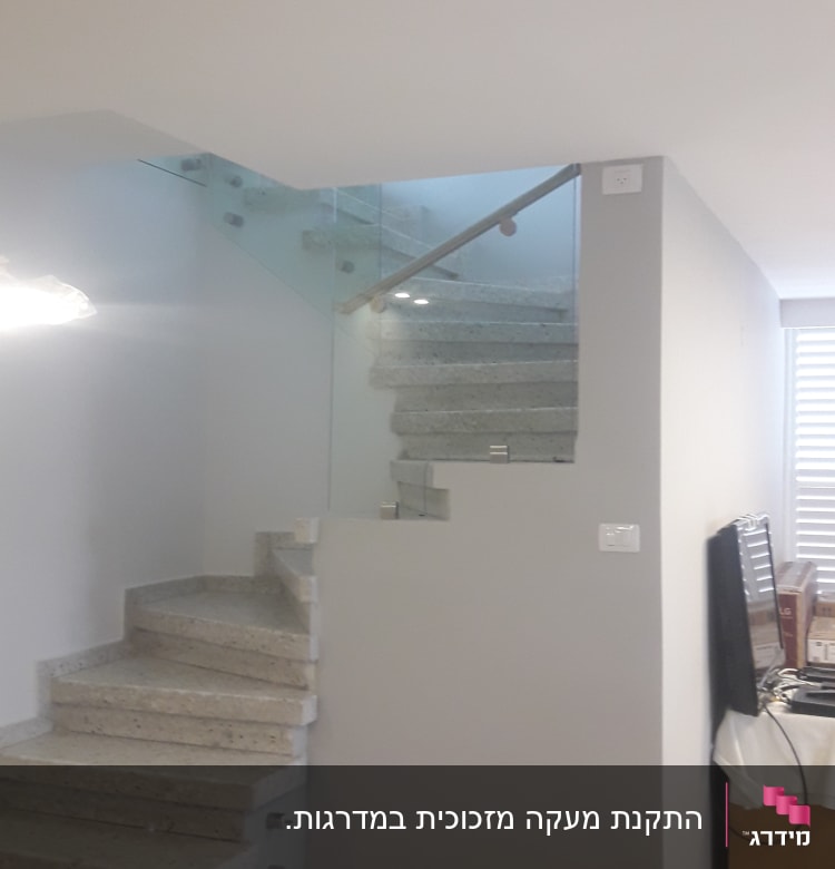 מעקה זכוכית שקוף ליד מדרגות פנימיות